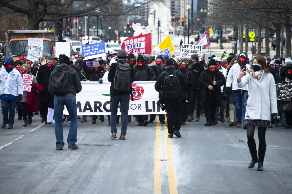 Un grupo de personas participa en la Marcha por la Vida en rumbo a la Corte Suprema de EE. UU. en Washington el 29 de enero de 2021.