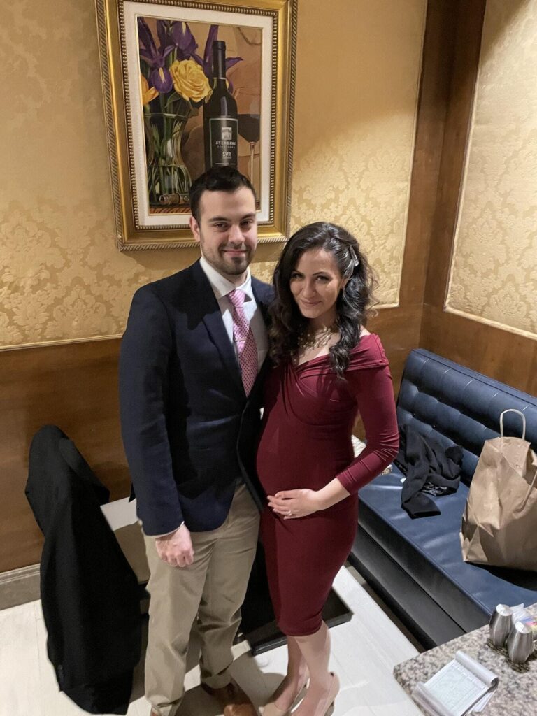 Nicole Duque, de 23 años, y su esposo Austin LeBlanc, esperan el nacimiento de sus gemelas, a las que han llamado María Teresa y Rachel Clare.