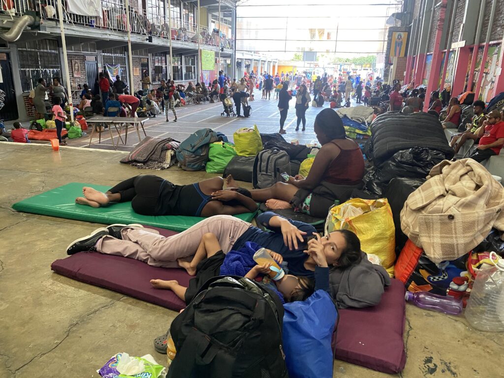 Migrantes duermen en colchonetas en el albergue CAFEMIN en la Ciudad de México el 31 de mayo de 2023. El albergue alberga actualmente a 500 personas, aunque está diseñado para sólo 100.