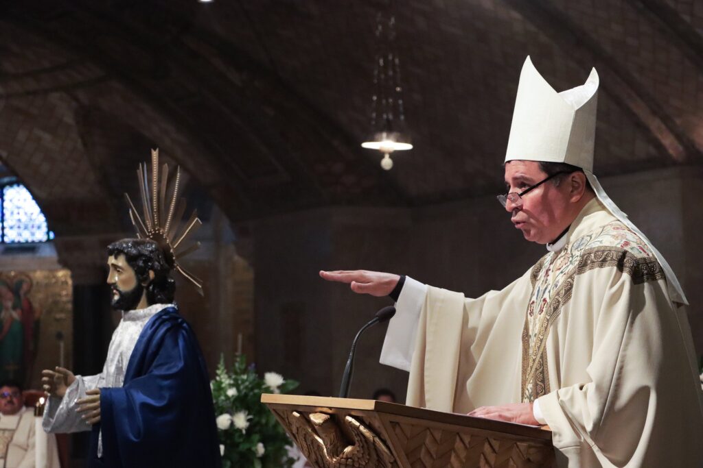 El obispo auxiliar Evelio Menjívar celebra la Misa en honor del Divino Salvador del Mundo en la cripta de la Basílica de la Inmaculada Concepción en Washington, D.C., el 12 de Agosto del 2023.
