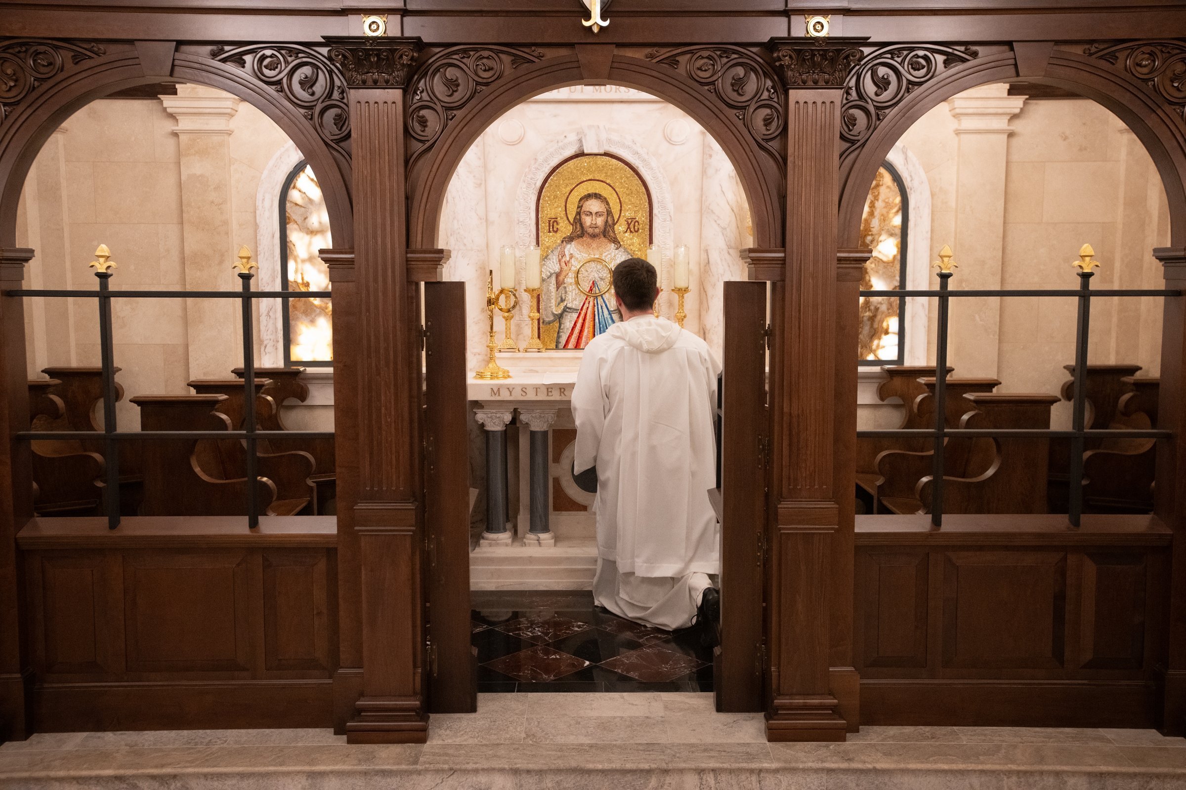 Un fraile dominico se arrodilla frente al Santísimo Sacramento en la primera capilla de adoración perpetua de Manhattan.