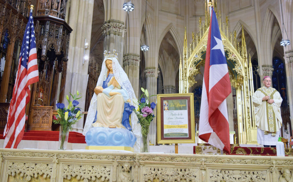 Dentro de la Catedral de San Patricio, una estatua de Nuestra Señora de la Providencia es presentada el 14 de noviembre, 2021, durante la misa anual en honor de la patrona de Puerto Rico. El obispo auxiliar jubilado Gerald T. Walsh, a la derecha, sirvió como celebrante principal. Fue la 41ª misa anual de Nuestra Señora de la Providencia en la catedral.