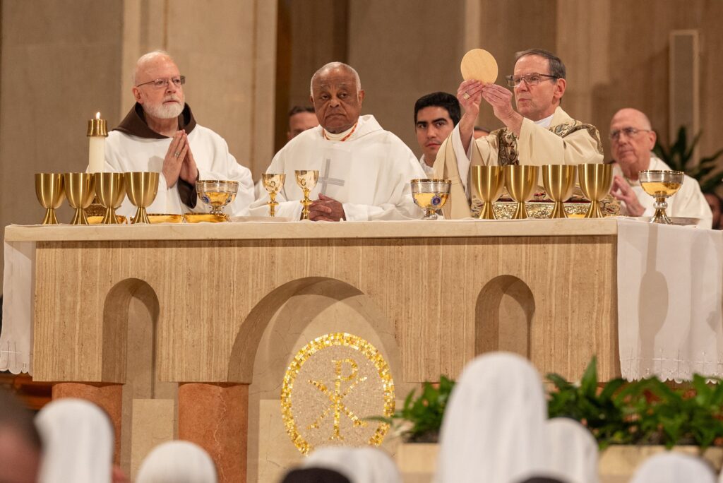 El obispo Michael F. Burbidge de Arlington, Virginia, presidente del Comité para Actividades Pro-Vida de los Obispos Católicos de EE.UU., levanta la hostia durante la Misa de apertura de la Vigilia Nacional de Oración por la Vida el 18 de enero de 2024, en la Basílica del Santuario Nacional de la Inmaculada Concepción en Washington.
