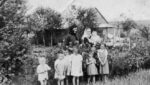 Wiktoria Ulma (con un niño en brazos) con sus seis hijos delante de su casa en Markowa, Polonia, en esta foto sin fecha.