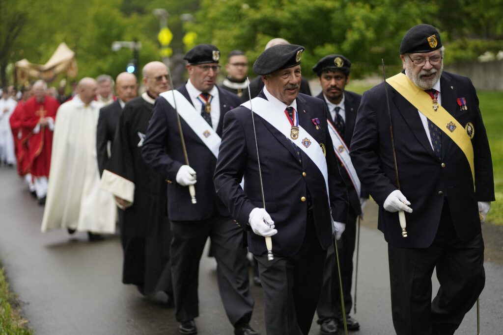 Miembros de los Caballeros de Colón participan en una procesión eucarística en New Haven, Connecticut, el 18 de mayo de 2024. La procesión y la Misa que la precedió en la Iglesia de Santa María marcaron el comienzo de la Ruta Seton de la Peregrinación Eucarística Nacional.