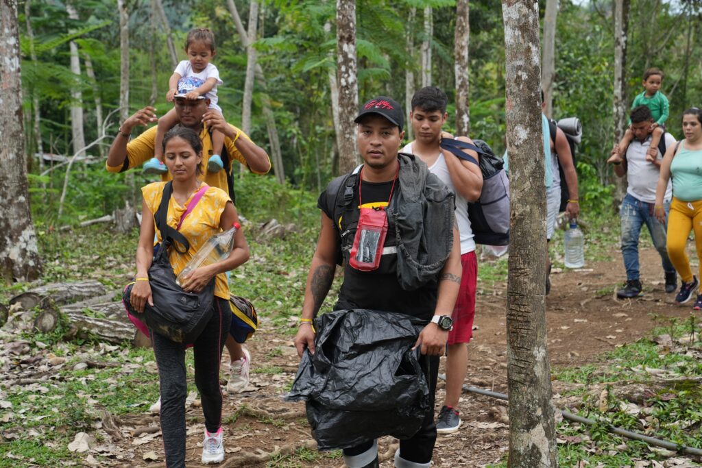 Un grupo de migrantes venezolanos inicia la travesía por la Brecha del Darién el 30 de abril de 2023, al salir del pueblo colombiano de Capurgana.
