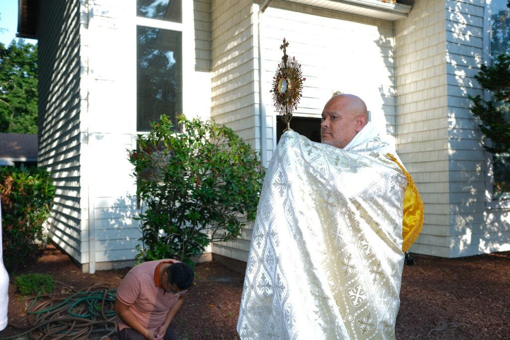 Father Agustino Torres, CFR, leads Adoration during the 2023 Missionary Formation gathering in the Bronx