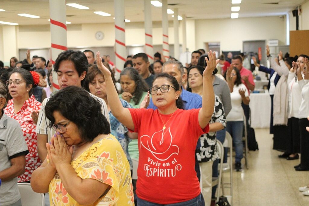 Cientos de católicos se reunieron para alabar a Dios el 10 de agosto, 2024, en el Congreso Carismático Católico, organizado por la Renovación Carismática Hispana/Latina de la Diócesis de Trenton. El evento tuvo lugar en la Catedral de Santa María de la Asunción en Trenton, Nueva Jersey.