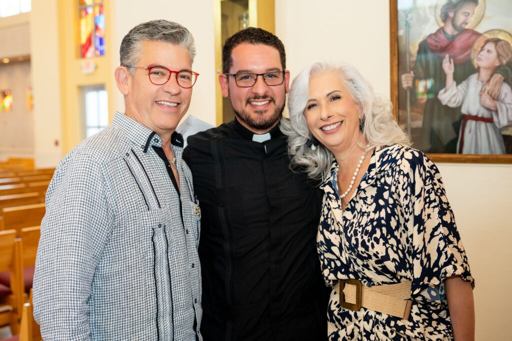 Los directores arquidiocesanos salientes, Eddy García (izquierda) y Ana García, posan con su hijo, el padre Bryan García, vicerrector y decano de seminaristas de St. John Vianney.