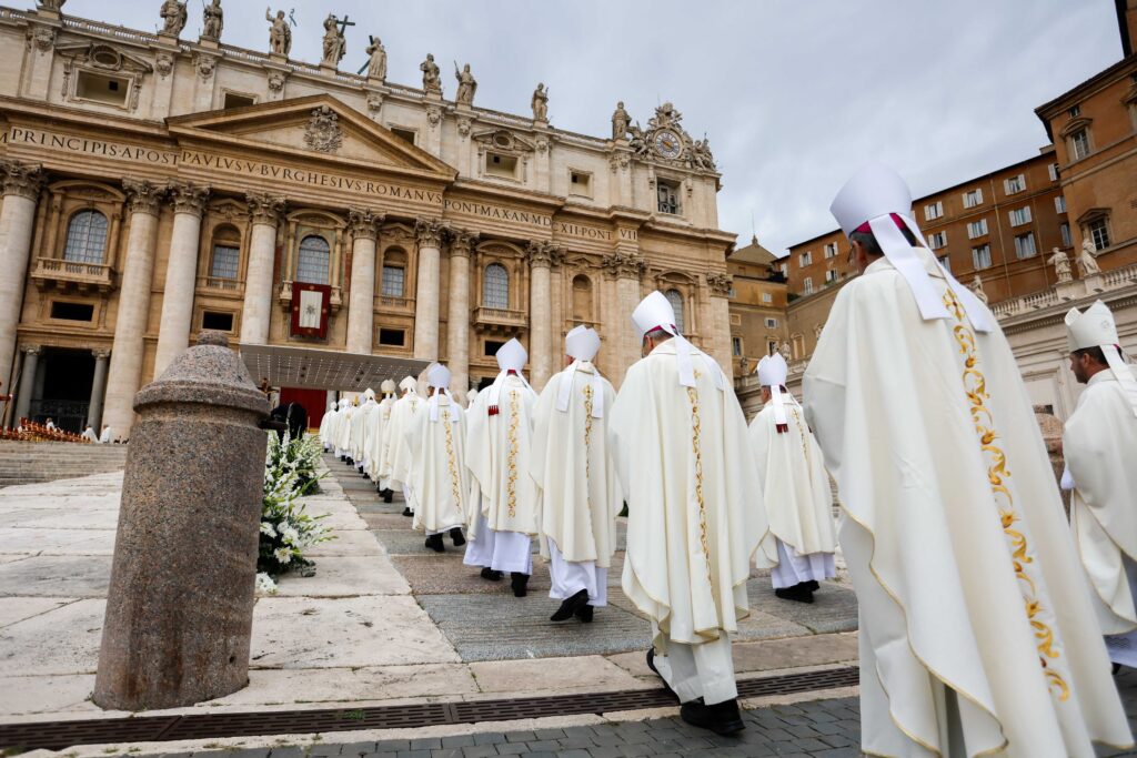 Obispos procesan hacia el altar en la Plaza de San Pedro durante la Misa con el Papa Francisco para la apertura del Sínodo de los Obispos sobre la sinodalidad en el Vaticano el 2 de octubre de 2024.