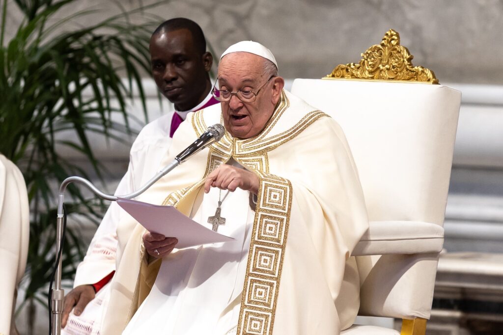 El Papa Francisco pronuncia su homilía en la Misa en la fiesta de Cristo Rey y la celebración local de la Jornada Mundial de la Juventud en la Basílica de San Pedro en el Vaticano el 24 de noviembre de 2024.