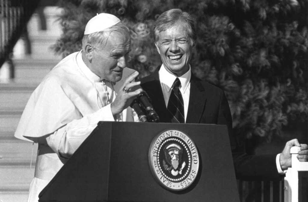 San Juan Pablo II interviene en una rueda de prensa con el Presidente Jimmy Carter en la Rosaleda de la Casa Blanca el 6 de octubre de 1979. Carter murió el 29 de diciembre de 2024, a los 100 años, en su casa de Plains, Georgia.