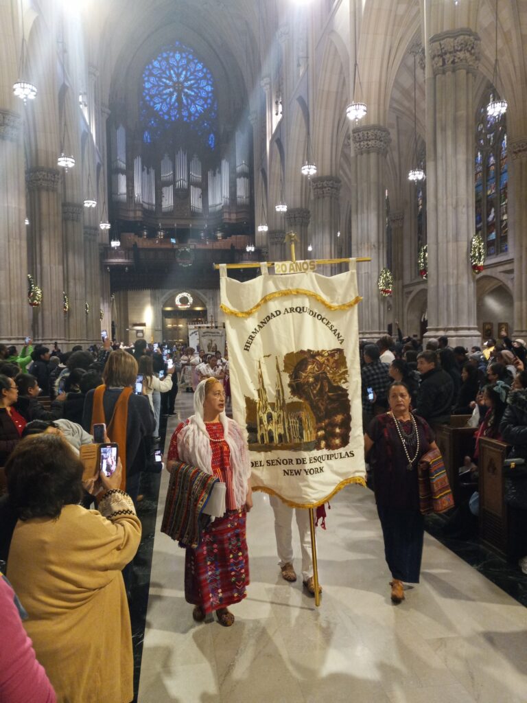 La procesión de entrada durante la Misa anual en honor al Cristo de Esquipulas, en la Catedral de San Patricio, domingo 5 de enero, 2025.