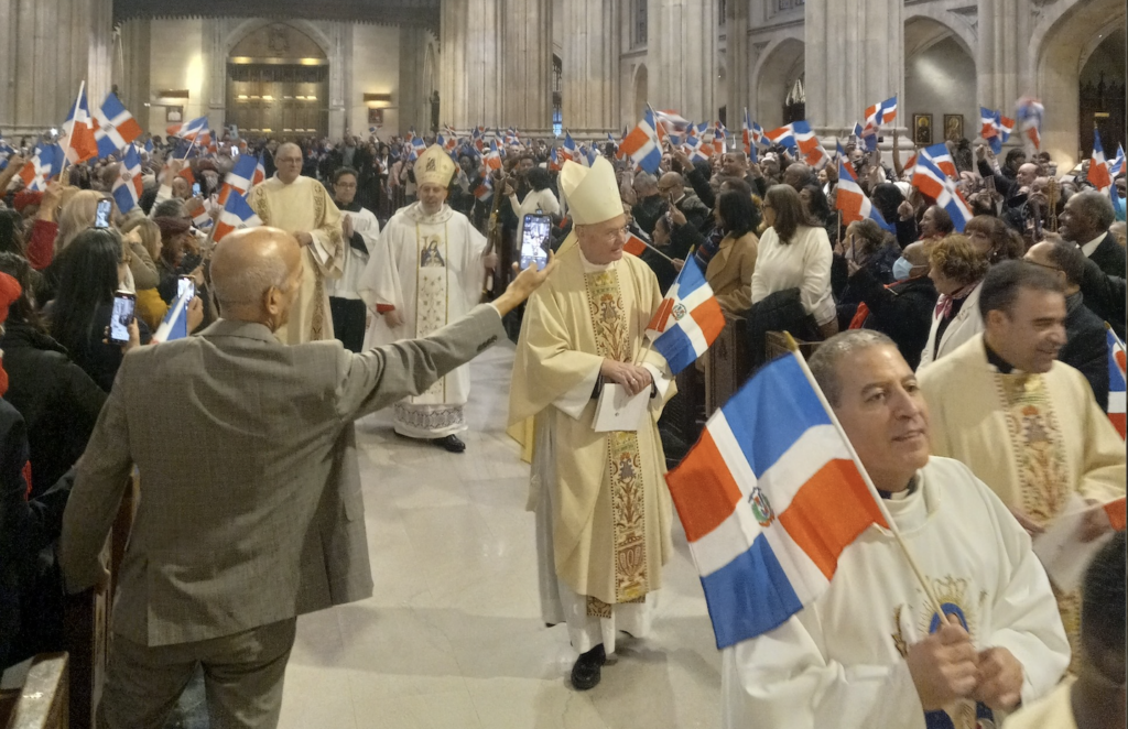 Los obispos auxiliares Edmund Whalen y Joseph Espaillat en la procesión de entrada durante la celebración anual de la Misa de Nuestra Señora de la Altagracia en la Catedral de San Patricio, domingo 12 de enero, 2025.