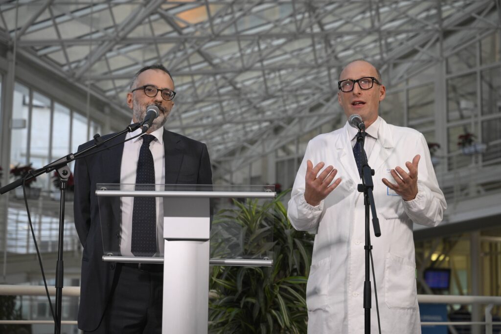 El Dr. Luigi Carbone y el Dr. Sergio Alfieri informan a los periodistas sobre la salud del Papa Francisco durante una conferencia de prensa en el atrio del hospital Gemelli de Roma el 21 de febrero de 2025.