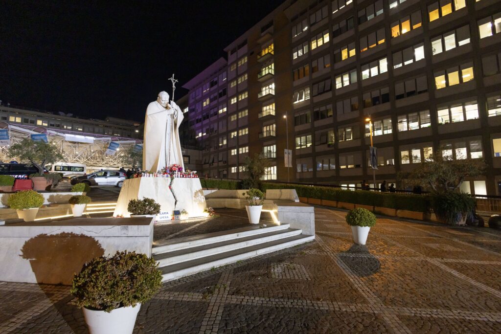 Una estatua de San Juan Pablo II se encuentra frente a la entrada principal del hospital Gemelli de Roma el 21 de febrero de 2025.