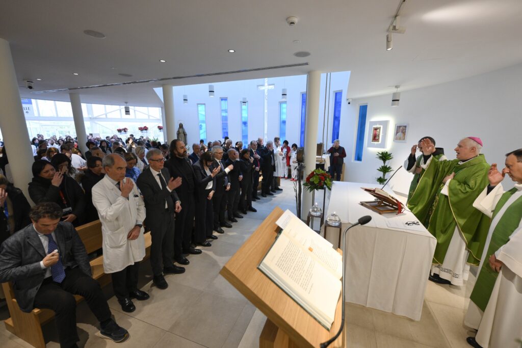 El obispo Claudio Giuliodori, asistente eclesiástico de la Universidad Católica del Sagrado Corazón, que incluye el hospital Gemelli de Roma, celebra la Misa y dirige las oraciones por el Papa Francisco en la capilla del hospital el 24 de febrero de 2025.