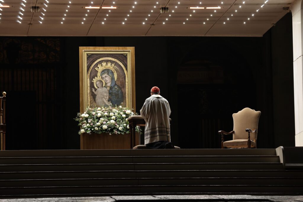 El cardenal Pietro Parolin, secretario de Estado del Vaticano, dirige el rezo del rosario por el Papa Francisco en la Plaza de San Pedro del Vaticano el 24 de febrero de 2025. Otros cardenales residentes en Roma, líderes de la Curia Romana y fieles se unieron a él para la oración esa noche. (Foto CNS/Pablo Esparza)