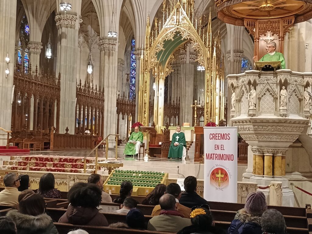 El padre José Félix Ortega pronuncia su homilía durante la Misa anual en español en honor del Día Mundial del Matrimonio en la Catedral de San Patricio, domingo 9 de febrero, 2025.