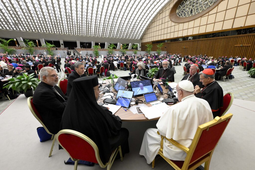 El Papa Francisco y los miembros del Sínodo de los Obispos sobre la sinodalidad asisten a la última sesión de trabajo del Sínodo, el 26 de octubre de 2024, en el Aula Pablo VI del Vaticano.