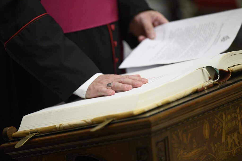 Un prelado presta juramento de secreto el 5 de mayo de 2025, como preparación para el cónclave en el Vaticano para elegir a un nuevo papa.