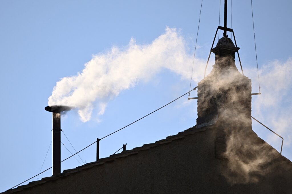 La fumata blanca sale de la chimenea de la Capilla Sixtina del Vaticano el 8 de mayo de 2025, indicando que un nuevo Papa ha sido elegido. (Foto OSV News/Dylan Martinez Reuters)