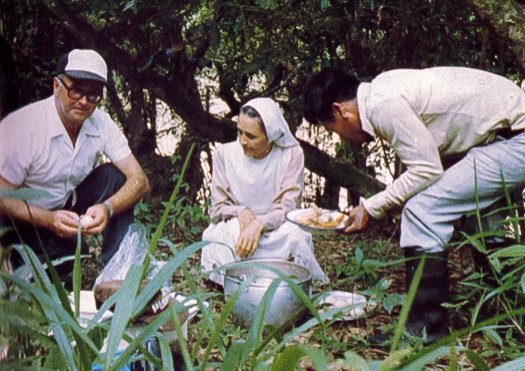 El obispo español Alejandro Labaka Ugarte, del Vicariato Apostólico de Aguarico, Ecuador, a la izquierda, y la religiosa colombiana Inés Arango Velásquez, miembro de las Hermanas Terciarias Capuchinas de la Sagrada Familia, en una foto sin fecha.