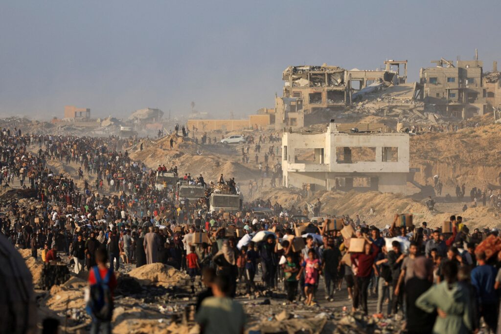 Palestinians gather to receive aid supplies in Beit Lahia, in the northern Gaza Strip, June 16, 2025, after being displaced by the Israeli military offensive. Photo: OSV News/Dawoud Abu Alkas, Reuters.