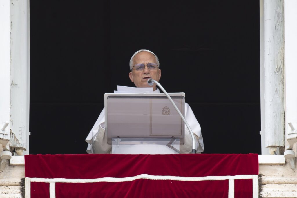 El Papa León XIV, tras recitar la oración del Ángelus en el Vaticano, hace un llamamiento por la paz horas después de que Estados Unidos bombardeara las instalaciones de enriquecimiento nuclear en Irán el 22 de junio de 2025.