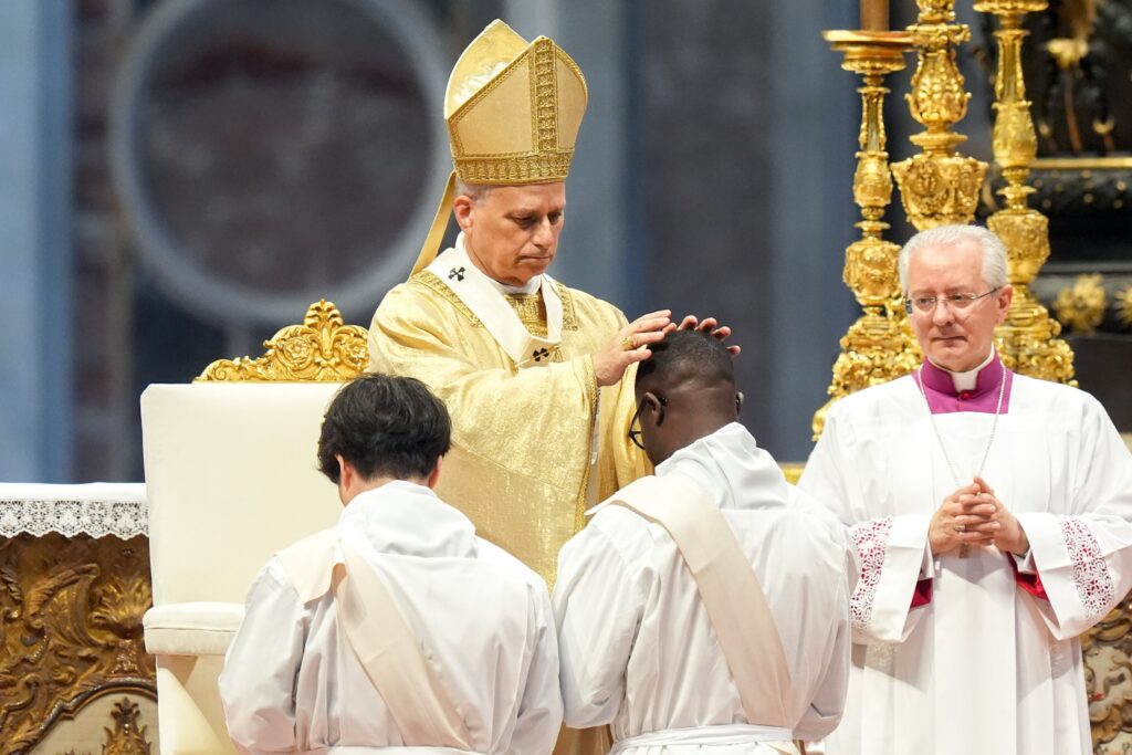 El Papa León XIV impone las manos a un diácono a punto de ser ordenado al sacerdocio durante la Misa en la solemnidad del Sagrado Corazón de Jesús en la Basílica de San Pedro en el Vaticano el 27 de junio de 2025. El Papa ordenó a 32 hombres de los cinco continentes.