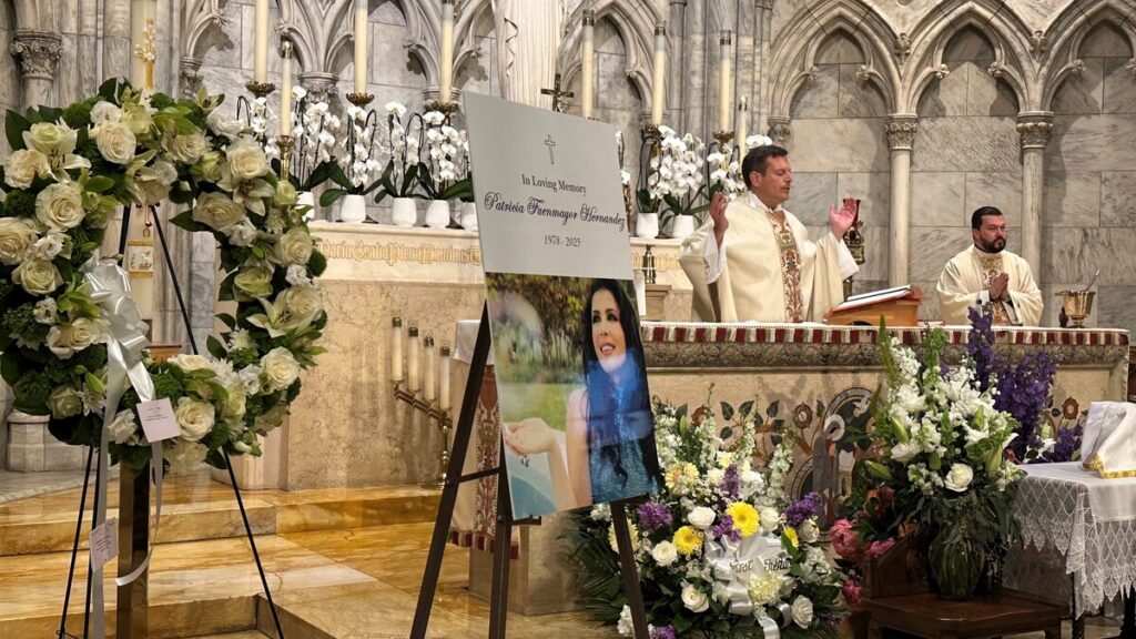 Familiares, amigos y colegas de la periodista venezolana Patricia Fuenmayor se reunieron en la Catedral de San Patricio para darle el último adiós.