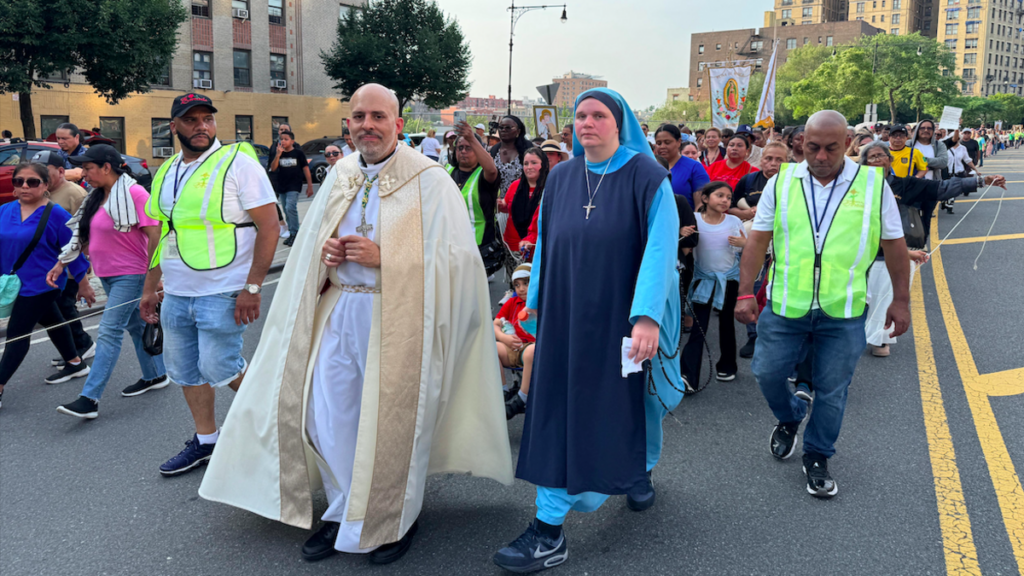 El obispo Joseph Espaillat, obispo auxiliar de la Arquidiócesis de Nueva York, caminó con los fieles el 22 de junio, domingo de Corpus Christi, en la procesión con el Santísimo Sacramento por las calles del Bronx.