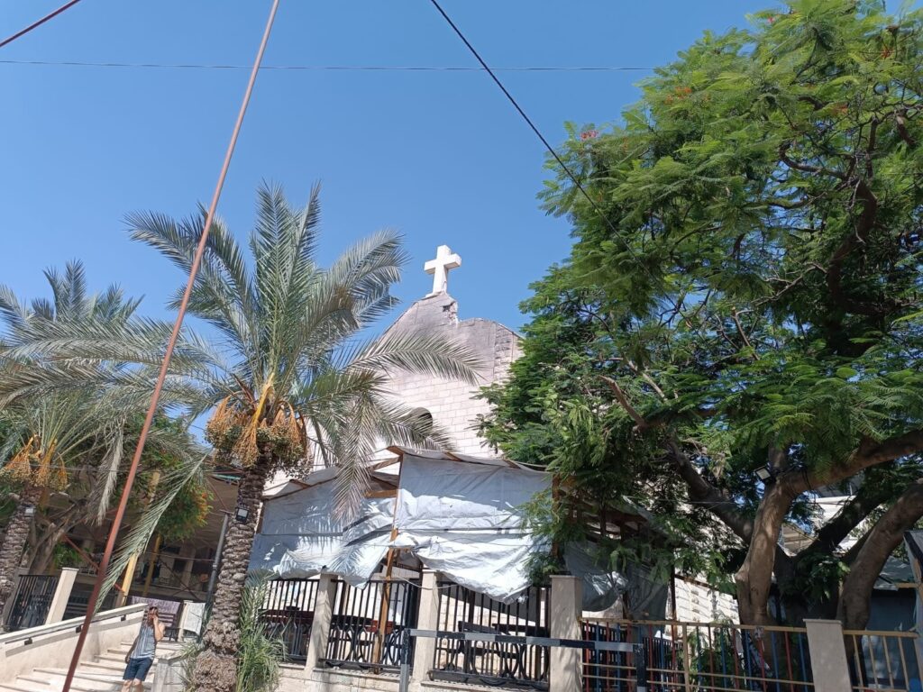 Se observan daños junto a la cruz del tejado de la iglesia de la Sagrada Familia de Gaza tras ser alcanzada en un ataque el 17 de julio de 2025. Al menos tres personas murieron y otras 11 resultaron heridas, entre ellas el párroco, el padre Gabriel Romanelli, quien sufrió una herida leve en la pierna derecha.