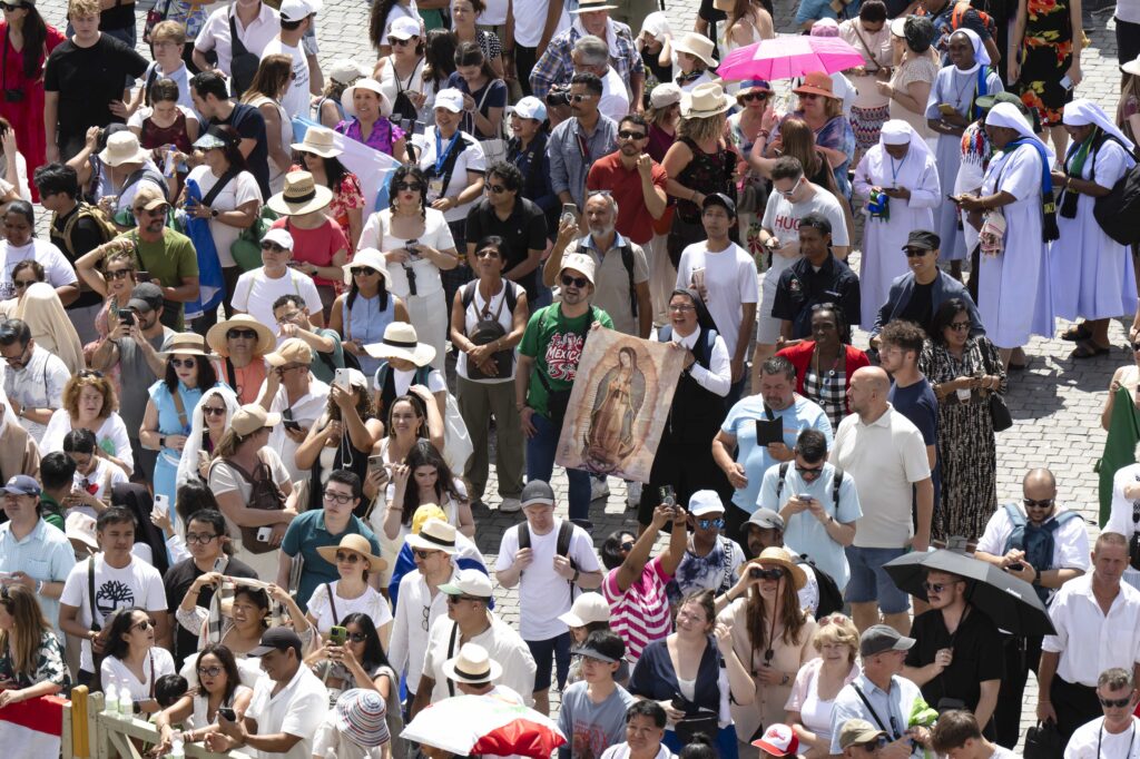 Visitantes sostienen una imagen de Nuestra Señora de Guadalupe mientras se reúnen en la Plaza de San Pedro del Vaticano para el Ángelus con el Papa León XIV, el 27 de julio de 2025.