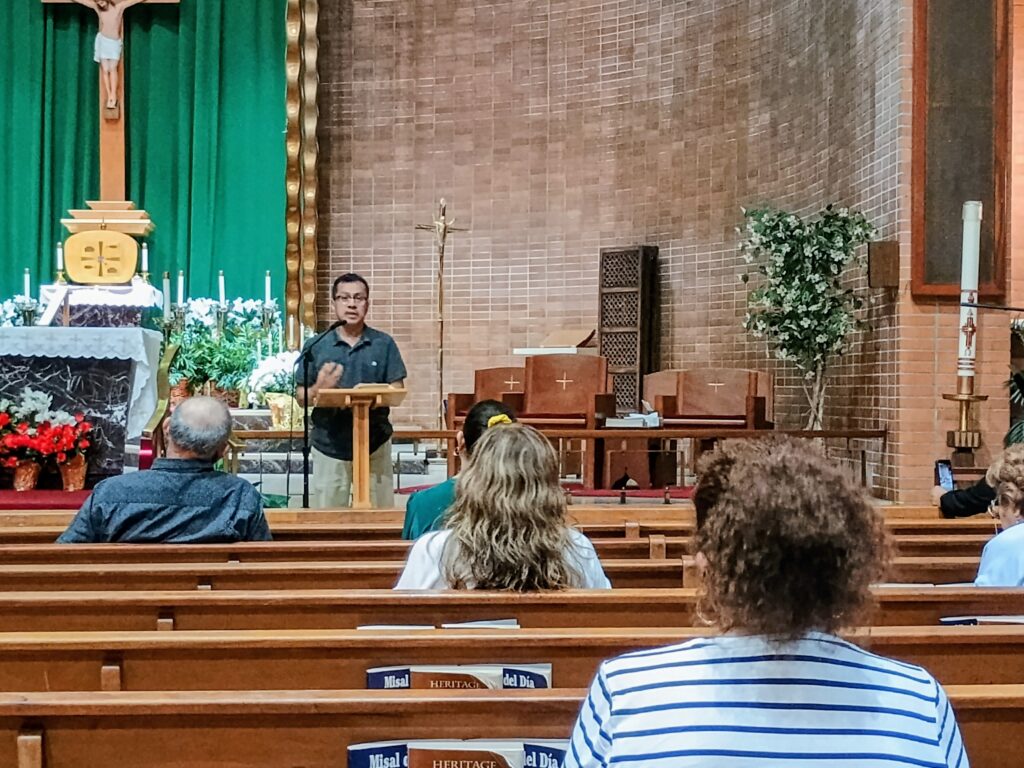 José Rivera, organizador visitante de la Iglesia de Santa Lucía, en el Bronx, habla con los asistentes sobre las virtudes de la Santísima Madre María, durante una reunión del Círculo de Oración en la Iglesia de la Sagrada Familia en el área de Castle Hill del Bronx, el miércoles 2 de julio de 2025. Foto por: Armando Machado/The Good Newsroom
