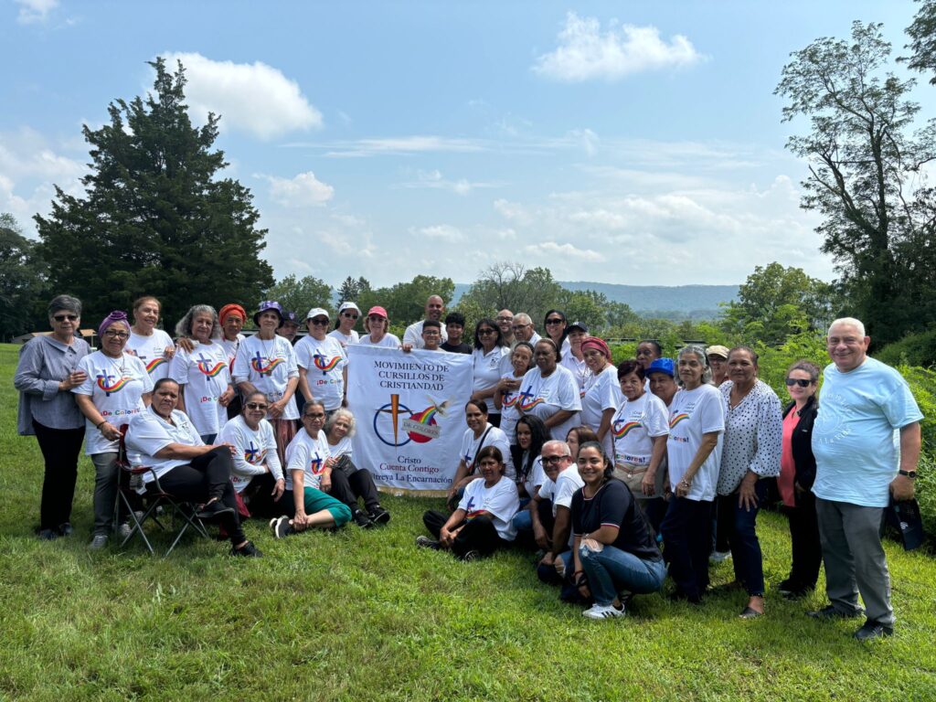 Miembros de los Cursillos de Cristiandad de la Arquidiócesis de Nueva York durante una reunión regional de Cursillos de 2024 en el Santuario Nacional del Ejército Azul de Nuestra Señora de Fátima en Asbury, Nueva Jersey.