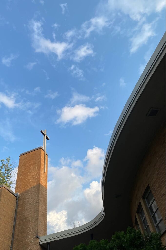 Una vista del cielo azul desde el Santuario de Santa Francisca Cabrini en el Alto Manhattan.