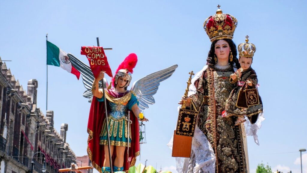 Imagen de la Virgen del Carmen y un santo durante peregrinación católica en el Centro Histórico de la Ciudad de México. Photo by Diana Macias, Getty Images