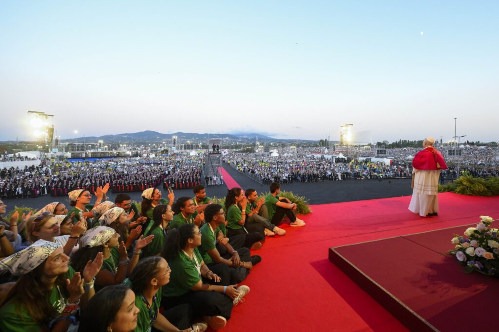 El Papa León XIV preside la vigilia con miles de jóvenes reunidos en Tor Vergata, Roma, el 2 de agosto de 2025, durante el Jubileo de los Jóvenes.