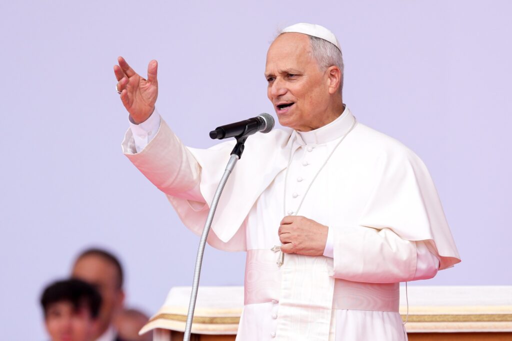 El Papa León XIV pronuncia unas palabras de agradecimiento al concluir el Jubileo de la Juventud en el barrio romano de Tor Vergata el 3 de agosto de 2025. (Foto CNS/Lola Gomez)