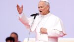 El Papa León XIV pronuncia unas palabras de agradecimiento al concluir el Jubileo de la Juventud en el barrio romano de Tor Vergata el 3 de agosto de 2025. (Foto CNS/Lola Gomez)