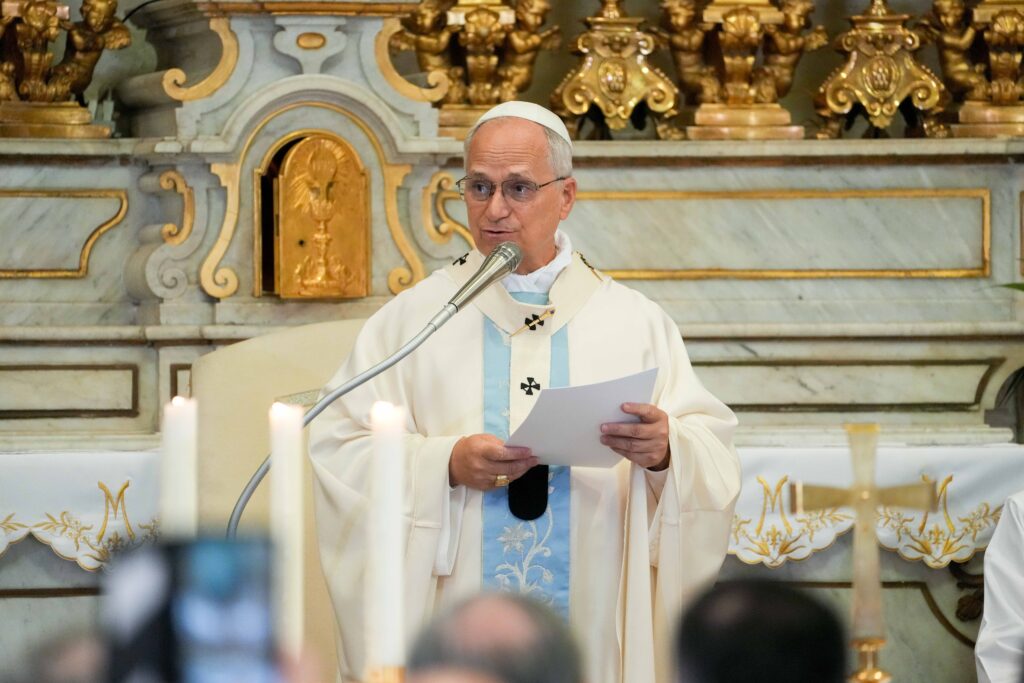 El Papa León XIV pronuncia su homilía durante la Misa en la iglesia de Santo Tomás de Villanueva en Castel Gandolfo, Italia, en la festividad de la Asunción de la Bienaventurada Virgen María, el 15 de agosto de 2025.