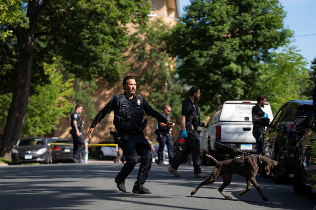 La policía, con una unidad canina, inspecciona el vecindario tras un tiroteo el 27 de agosto de 2025.