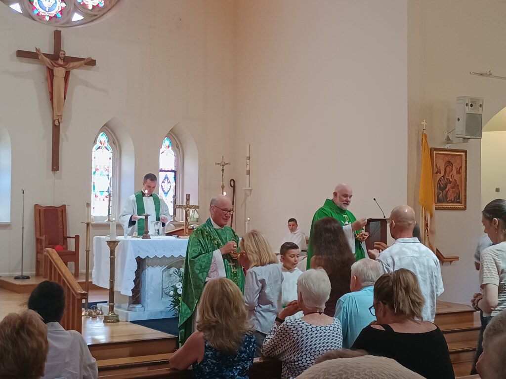 Cardinal Dolan and Father Christopher Berean during communion in the 11:30 a.m. Mass at St. Mary of the Snow Church in Saugerties, Sunday, August 17, 2025. Photo by Armando Machado/The Good Newsroom