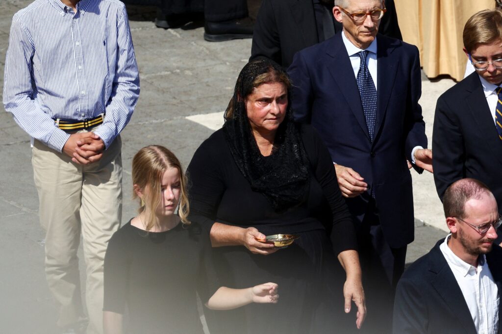 Antonia Salzano, madre de San Carlo Acutis, un niño italiano nacido en Gran Bretaña que se convirtió en el primer millennial en ser canonizado como santo católico, camina con su hija, Francesca, en la Misa de canonización de su hijo y de San Pier Giorgio Frassati, en la Plaza de San Pedro en el Vaticano, el 7 de septiembre de 2025.