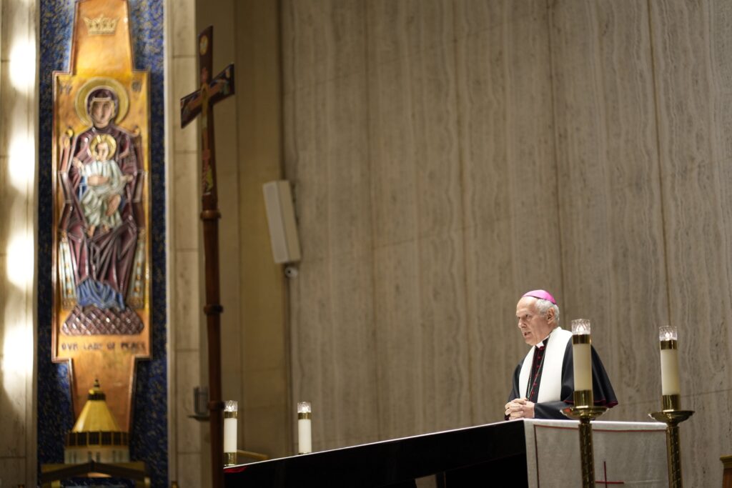 El arzobispo Gabriele G. Caccia, observador permanente de la Santa Sede ante la ONU, reza durante la misa anual para los diplomáticos de la ONU en la iglesia de la Sagrada Familia de Nueva York, el 8 de septiembre de 2025. El evento, organizado por la misión permanente de la Santa Sede ante la ONU, tuvo lugar la víspera del inicio de la 80.ª sesión de la Asamblea General de las Naciones Unidas.