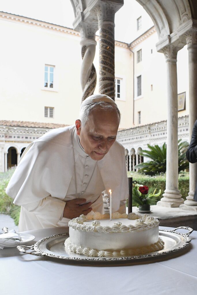 El Papa León XIV sopla la vela de un pastel por su 70.º cumpleaños el 14 de septiembre de 2025, ante la mirada de cardenales, funcionarios del Vaticano y líderes ecuménicos tras un servicio de oración en la Basílica de San Pablo Extramuros de Roma.
