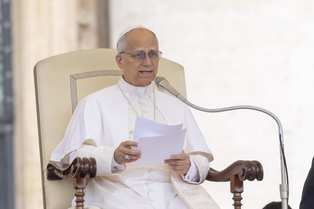 El papa León XIV dirige su audiencia general en la Plaza de San Pedro del Vaticano, el 24 de septiembre de 2025.