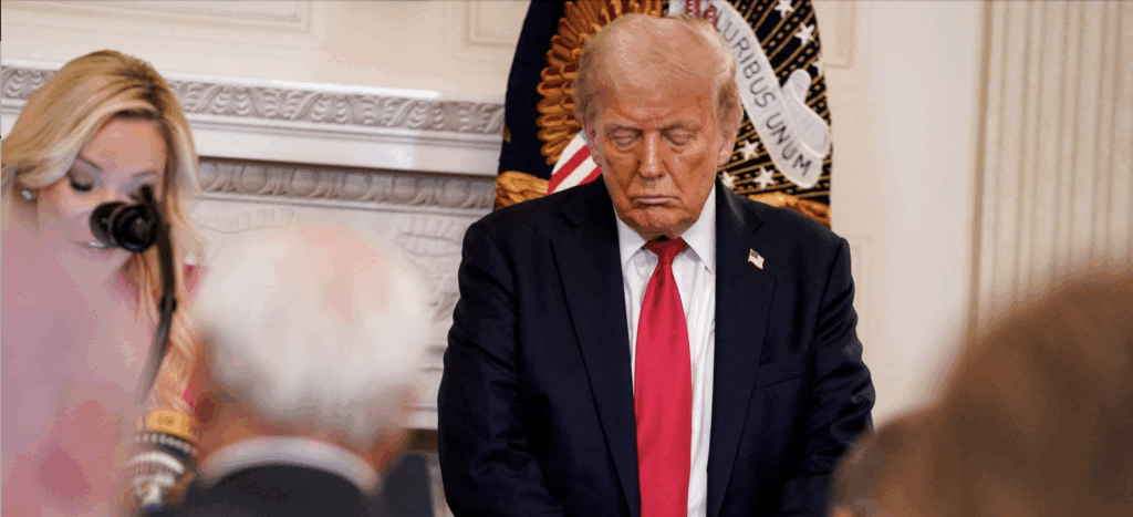 El presidente de Estados Unidos, Donald Trump, participa en una oración, presidida por Paula White, asesora principal de la Oficina de Asuntos Religiosos de la Casa Blanca, durante el almuerzo organizado por dicha oficina en la Casa Blanca, en Washington, el 14 de julio de 2025. La Casa Blanca anunció el 8 de septiembre una campaña de oración con motivo del 250 aniversario de la independencia de Estados Unidos.