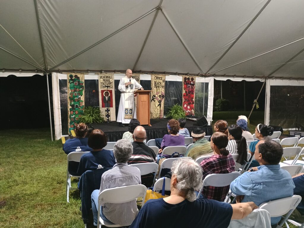 El padre Shane Johnson durante su charla en el Avivamiento Bajo la Carpa del 19 de septiembre en la Iglesia San Miguel Arcángel, en la zona de Co-op City, en el Bronx. El evento fue financiado en parte por el programa de subvenciones pastorales Sharing God's Gifts de la arquidiócesis.